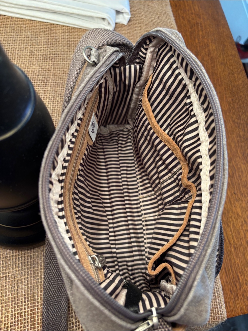 *NWOT* Travelon Brown Canvas Crossbody Bag - Picture 7 of 11